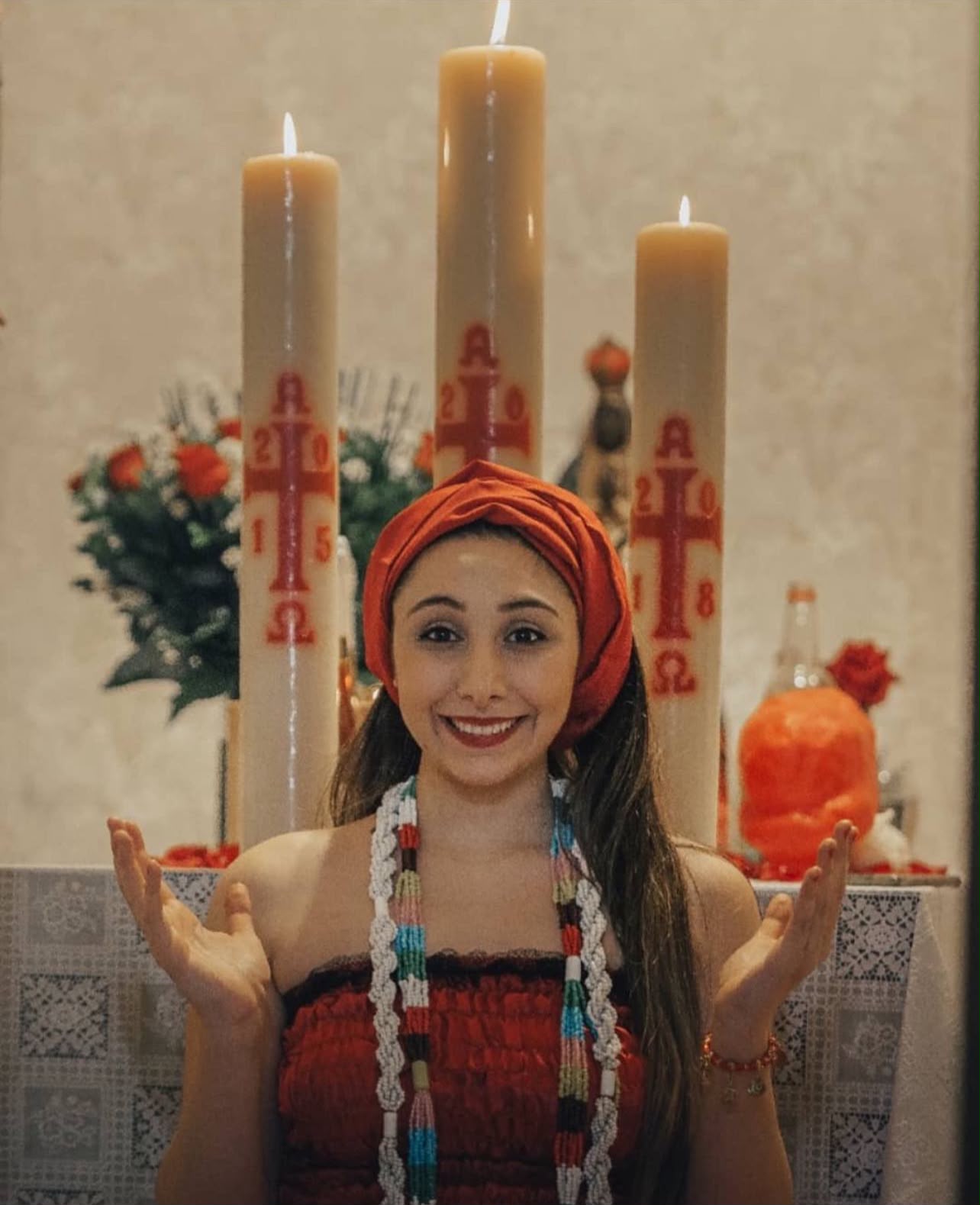 Mãe de Santo Sophia trabalhando com as guias e velas